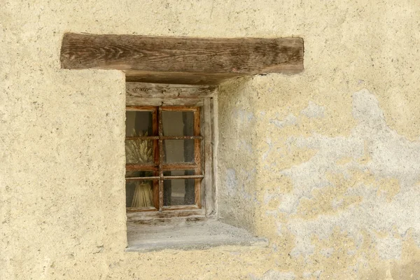 Détail Vieille Maison Traditionnelle Petite Fenêtre Avec Linteau Bois Tourné — Photo