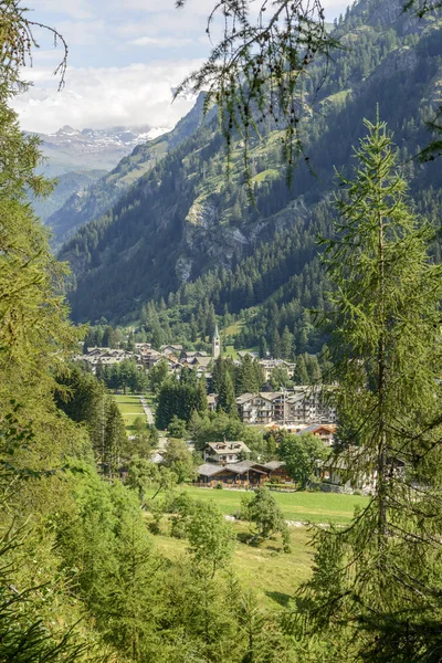 Paesaggio Con Villaggio Turistico Montagna Tra Boschi Verdi Girato Una — Foto Stock