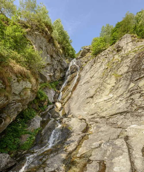 Pohled Vodopádu Strmé Skalní Rokle Zastřelil Jasného Letního Dne Gressoney — Stock fotografie