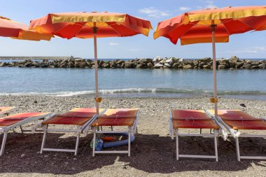 şezlong ve plaj şemsiyeleri beach Resort, vurdu, Akdeniz turistik köy Chiavari, Tigullio, Genova, Liguria, Ital parlak yaz ışık
