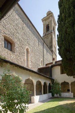 Romanesk manastır ve kilise içinde parlak sonbaharda hafif ateş Gargnano, Brescia, Ital köy üzerinde Garda Gölü kıyısındaki, manastır görünümü