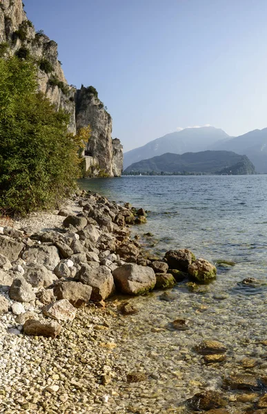 Seenlandschaft Mit Kleinem Kiesstrand Und Klarem Wasser Unter Senkrechten Felswänden — Stockfoto