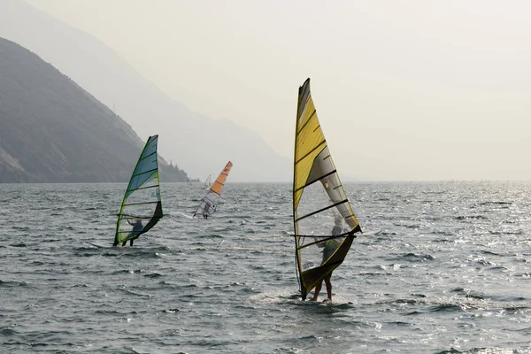 Torbole Italia Settembre Come Consueto Gli Appassionati Windsurf Navigano Forte — Foto Stock
