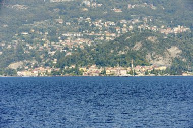 yeşil göl kıyısında Como Gölü Varenna Köyü, Cadenabbia, Como, İtalya parlak sonbaharda hafif ateş ile peyzaj