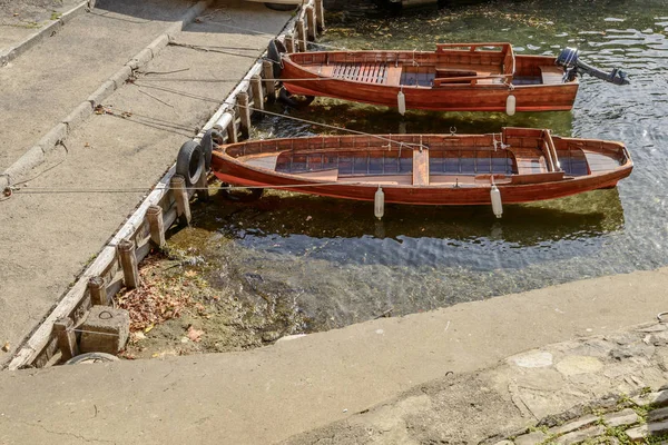 Viejos Barcos Madera Amarrados Puerto Histórico Pueblo Turístico Lago Como —  Fotos de Stock
