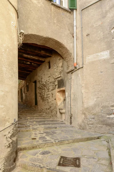 Stadsgezicht Met Gewelfde Passage Smalle Straat Met Stappen Historische Toeristische — Stockfoto