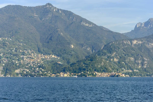 ヴァレンナ Perledo メナッジョ イタリアから明るい秋の光の中撮影緑湖海岸のコモ湖の風景 — ストック写真