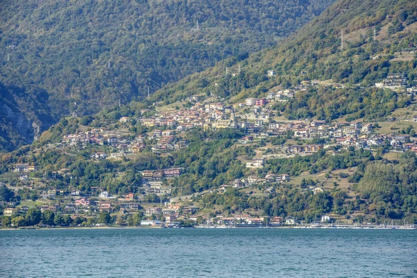 Paesaggio Della Verde Costa Lacustre Del Lago Como Con Borgo — Foto Stock