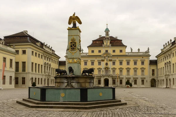 Ludwigsburg Niemcy Listopad Pochmurna Pogoda Zabytkowym Barokowym Zamku Dziedziniec Fontanna — Zdjęcie stockowe