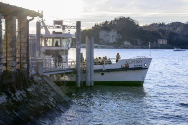 Angera, İtalya - 30 Aralık: yuvası ve yolcu aracı parlak kış Aralık 30, ışık Angera, Ital, 2018 yılında çekim Verbano gölde tarihi turistik Köyü'nde ise parlak güneş aydınlatır