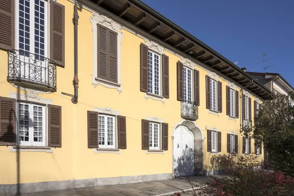 Cityscape Verbano kıyı Gölü, tarihi turistik Köyü'nde eski ev Barok cephe ile vurdu parlak kış ışıkta Angera, Verbano, Varese, Lombardiya, Ital