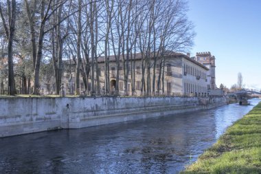 Eski bir Villa görünümünü ve yapay kanal dolgu üzerinde büyük ağaçları ile onun patk, kış parlak çekimde Robecco sul ışık Naviglio, Milan, Lombardiya, Ital