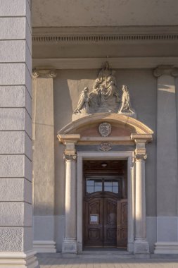 San Giorgio Kilisesi, anıtsal portal detayını Bernate Ticino, Milan, Lombardiya, Ital parlak kış ışık vurdu