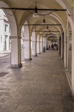 kemerli ve tonoz şehir merkezinde, kapalı geçit vurdu parlak kış hafif Brescia, İtalya