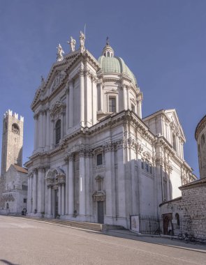 Brescia, İtalya parlak kış ışık vurdu Barok minster kent merkezi içinde görünümünü
