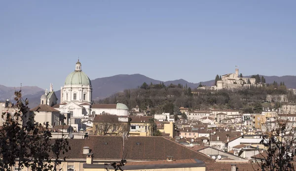 ブレシア イタリアで明るい冬光で撮影 町の屋根の上で町の中心と城大聖堂ドーム都市の景観 — ストック写真