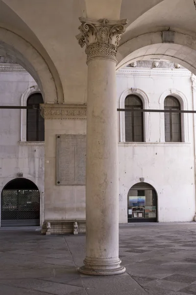 Columna Corintia Que Sostiene Arcos Bóvedas Bajo Monumental Edificio Renaissance —  Fotos de Stock