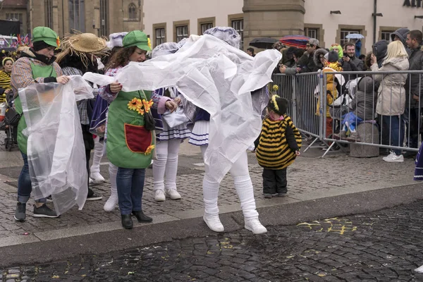 Wrapping up at Carnival parade, Stuttgart — Stock Photo, Image
