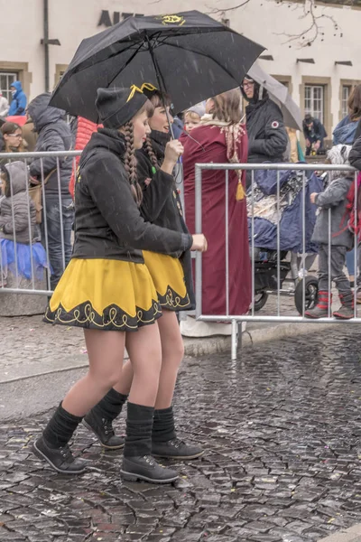 Young majorettes under umbrella at Carnival parade, Stuttgart — Stock Photo, Image