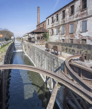 eski endüstriyel binalar ve Naviglio kanal kilit değirmen,