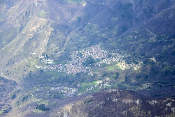 Эсино-Ларио, туристическая деревня на горных склонах в f — стоковое фото