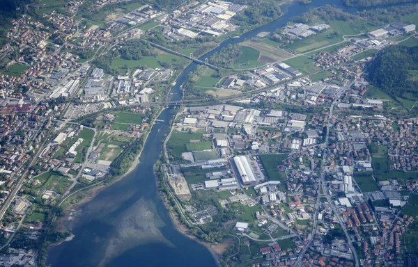 Adda nehri yakınlarındaki endüstriyel yayılma havası, Calolziocorte, — Stok fotoğraf