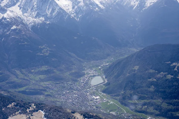 Edolo paese da nord ovest, Orobie, Italia — Foto Stock