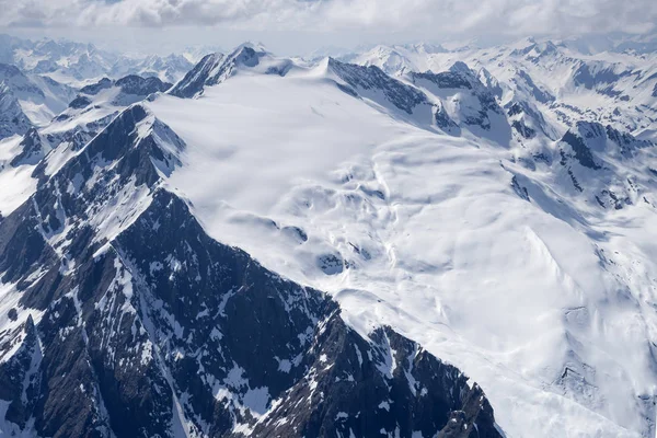 Ondas de neve no pico do glaciar Basodino, Suíça — Fotografia de Stock