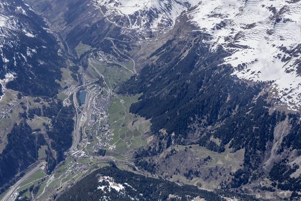 Airolo otoyol kavşağı ve Gotthard pass road, İsviçre — Stok fotoğraf