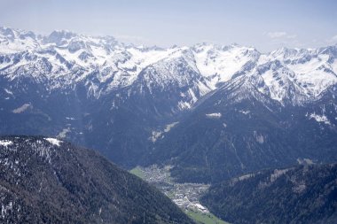 Sole vadisindeki Ossana köyü, Trentino, İtalya