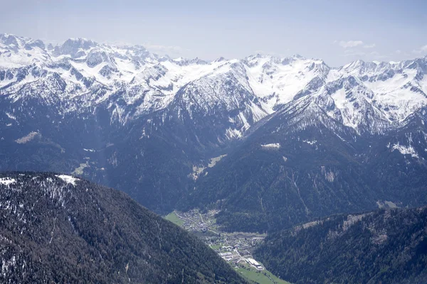 Ossana falu a Sole-völgyben, Trentino, Olaszország — Stock Fotó