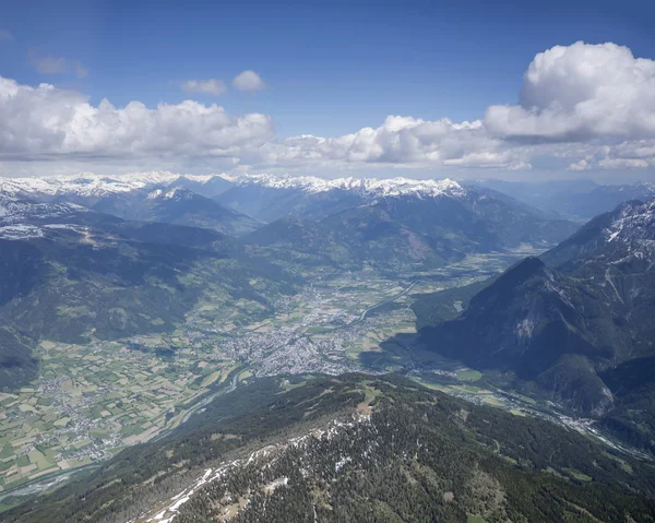 Antenne van Lienz Little Town en Drave Valley, Oostenrijk — Stockfoto
