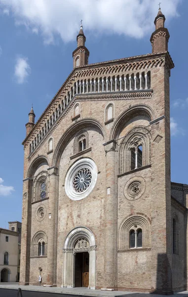 Kathedraal Romaanse gevel, Crema, Italië — Stockfoto