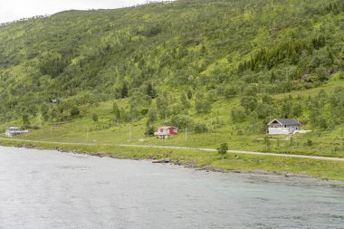 Raftenfjord 'un Vesteralen tarafında küçük yol ve izole evler