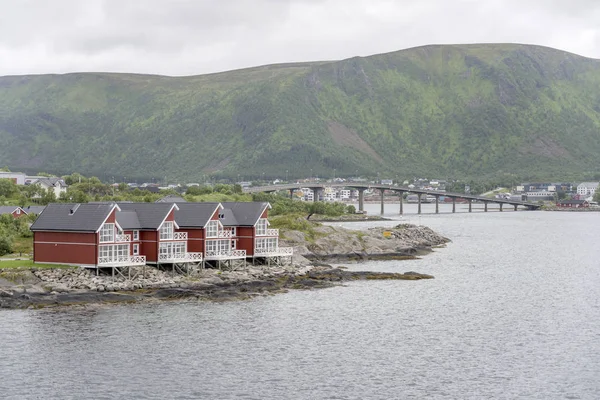 Casas tradicionales en la orilla y el puente, Stokmarknes, Noruega —  Fotos de Stock