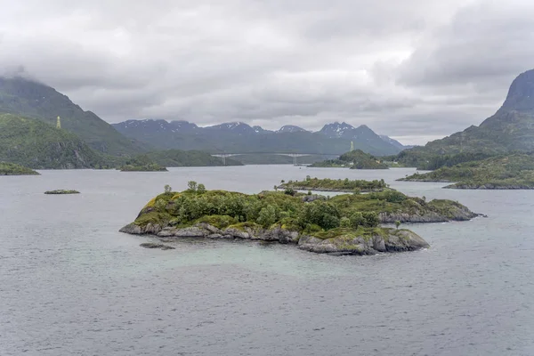 Brottoya, Norveç yakınlarındaki yeşil kayalıklar — Stok fotoğraf