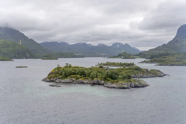 Falaises vertes près de Brottoya, Norvège — Photo