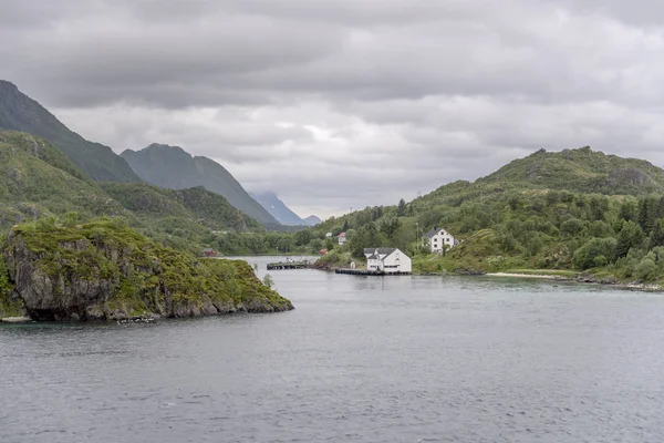 Hus på grön strand vid Hanoy, Norge — Stockfoto