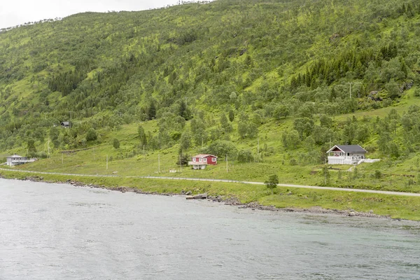 Estrada pequena e casas isoladas no lado de Vesteralen de Raftenfjord — Fotografia de Stock