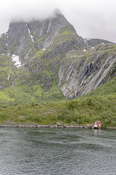 Neige estivale sur le versant vert escarpé du Raftenfjord, Norvège — Photo