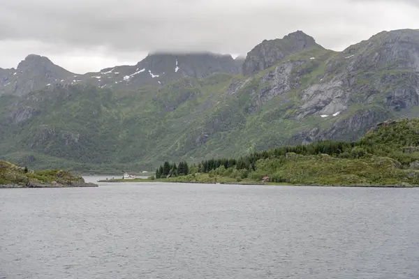 ノルウェーのブラコヤ島北端にある孤立した家 — ストック写真