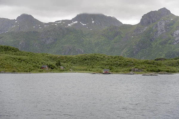 Изолированные дома на острове Улвойя Бракоя, Норвегия — стоковое фото