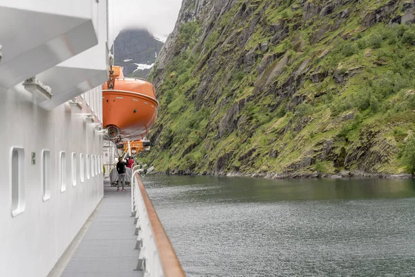 Liner enters narrow Troll fjord, Noruega —  Fotos de Stock