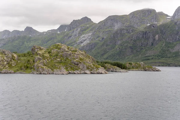 Grüne Klippen am südlichen Ende der Insel Brakoya, Norwegen — Stockfoto
