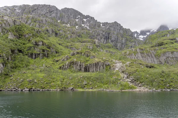 Green end of narrow fjord, Trollfjord, Noruega — Foto de Stock