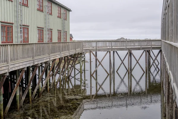 Passarela de estilhaço tradicional e edifícios no porto, Andenes, Norw — Fotografia de Stock