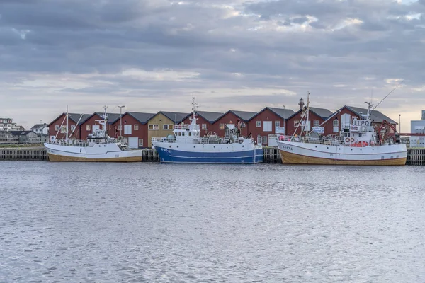 Traditionele schepen in de haven van het dorp in de schemering, Andenes, Noorwegen — Stockfoto