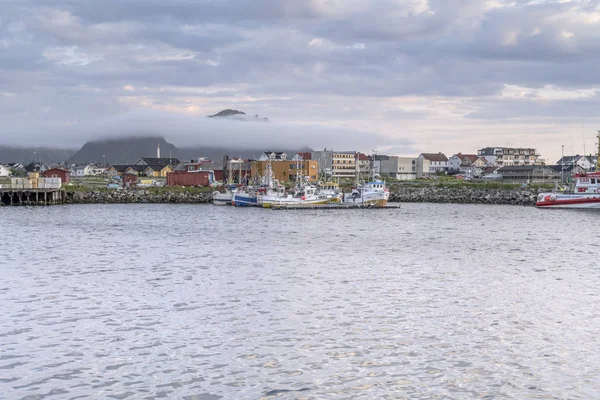 Un banco di nebbia poco profondo sui pescherecci al porto del villaggio al crepuscolo , — Foto Stock