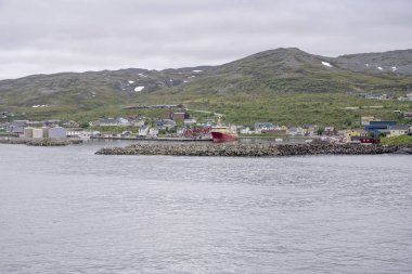 Barents Denizi 'ndeki küçük liman, Batsfjord, Norveç
