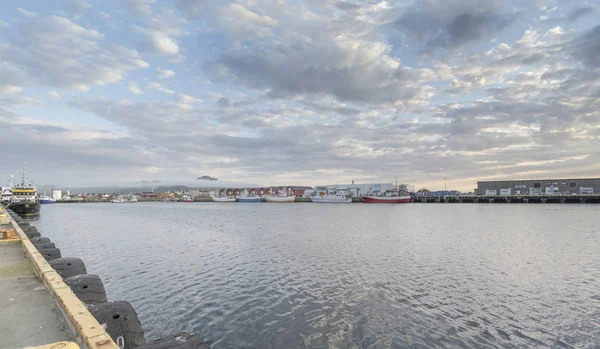 Falu kikötő belső rakpart alkonyatkor, Andenes, Norvégia — Stock Fotó